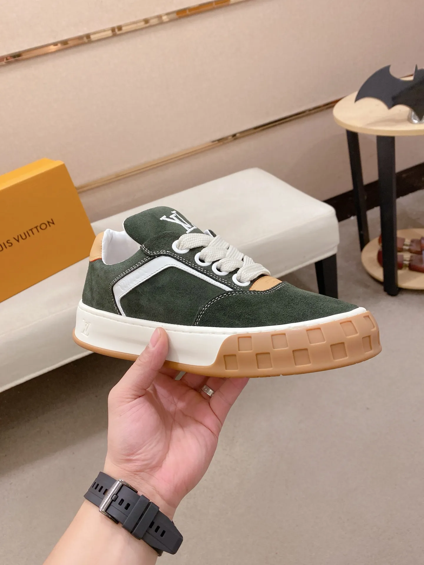 Factory price: 480💰 LV 🫏The colorful interpretation of BUTTERSOFT sneakers combines sheepskin, The colorful interpretation of LV BUTTERSOFT sneakers combines sheepskin and calfskin for a super soft feel. Designed by Pharrell Williams, this '60s-inspired shoe features a padded upper that's been crafted by Louis Vuitton craftsmen to further enhance the comfort of the leather. In addition to the LV initials, it features multiple signatures, including natural leather trim and an embossed pattern of Pharrell Williams and lobster on the side, referencing the Fall/Winter 2025 men’s show. A must-have artifact for fashionistas✅ Code number 38-44